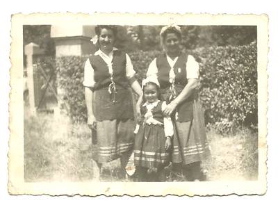Benita su madre y su hermana. Primera fiesta PCE Toulouse 1947:1