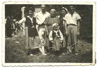 Benita su madre y su hermana. Primera fiesta PCE Toulouse 1947