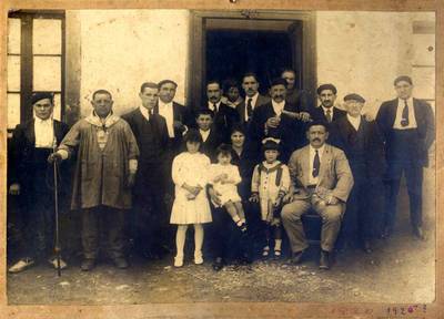 Felipe Urtiaga Eguren eta familia Berrizko Fonda aurrean 1920