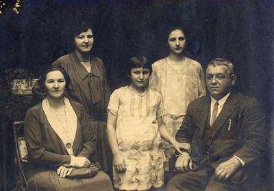 Felipe Urtiaga Eguren con mujer e hijas