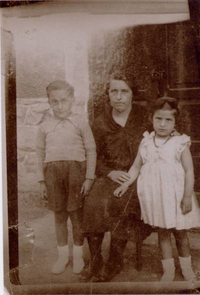 Fernanda Goikoetxea y Jose Mari y Antonia Ibarra. Viuda e hijos de Antonio Ibarra Arantzeta